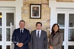 Le consul général du Vietnam à Perth, Pham Hai Anh (centre) rencontre le gouverneur de Darwin, David Connolly et son épouse. Photo: VNA