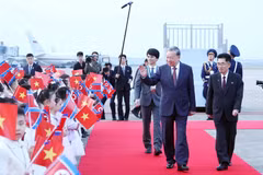 Le secrétaire général du Parti communiste du Vietnam, To Lam (gauche) à l'aéroport international de Pyongyang. Photo: VNA