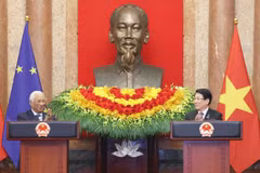 Le président vietnamien Luong Cuong (droite) et le président du Conseil européen António Costa informent des résultats de leur entretien. Photo: VNA