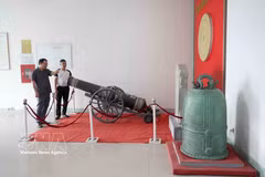 Des trésors nationaux que sont la cloche de la pagode Roi et le canon Bao Quoc An Dan Dai Tuong Quan sont actuellement conservés au musée Ha Tinh. Photo : VNA.