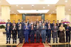Le permanent du Secrétariat du Comité central du PCV, Tran Cam Tu, et les chefs des délégations de partis politiques d’Asie du Sud-Est. Photo: VNA
