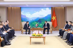 Le Premier ministre Pham Minh Chinh (droite) reçoit le directeur général du groupe Rosatom, Alexey Likhachev. Photo: VNA