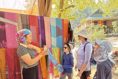 Les textiles en brocart fabriqués artisanalement par les habitants du village de Lan Ngoai sont très appréciés des touristes. Photo: VNA