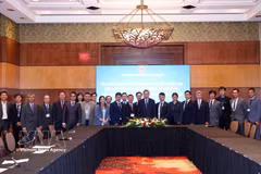 Le secrétaire général et président To Lam à la rencontre avec des représentant du Réseau des experts et scientifiques vietnamiens au Canada. Photo: VNA