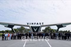 La délégation indienne visite le complexe de fabrication de VinFast à Hai Phong. Photo: VNA