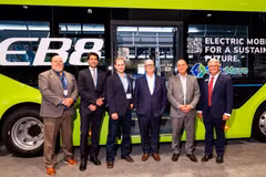 Des représentants de VinFast au salon TRANSform and EXPO de l’American Public Transportation Association (APTA), à Chicago. Photo: VinFast