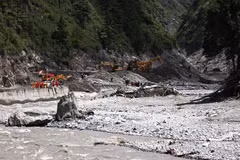 Opérations de sauvetage en cours sur le site du glissement de terrain au Tibet, en Chine. Photo : VNA