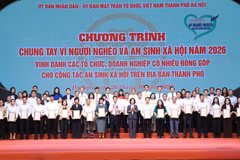 Remise des satisfecit aux représentants de collectivités, d'entreprises et d'organisations ayant contribué aux activités de protection sociale à Hanoï. Photo: https://thanhuyhanoi.vn/