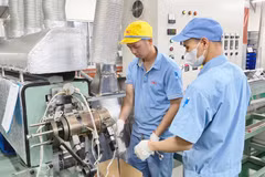 Fabrication de composants chez SWCC Showa Vietnam. Photo : hanoimoi.vn