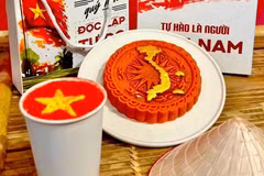 Ces derniers jours, les réseaux sociaux vietnamiens voient apparaître une tendance originale : réaliser des gâteaux décorés du drapeau national – rouge à étoile jaune. Photo: VNA