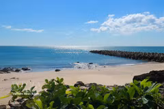 La mer bleue, le sable blanc et les récifs rocheux naturels façonnent le charme unique et captivant de la plage Cua Tung. Photo: VNA