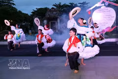 Des artistes colombiens participant au programme à Hoi An. Photo: VNA