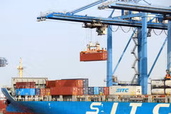 Les ports de Hô Chi Minh-Ville sont toujours en pleine effervescence, avec des navires qui chargent et déchargent des marchandises Photo : VNA