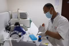 Le docteur Nguyen Duc Bach, membre du Conseil scientifique de l'Hôpital central de Huê, a posé les premières pierres et a progressivement perfectionné le système de gestion des ressources humaines et d'évaluation de l'hôpital. Photo : VNA