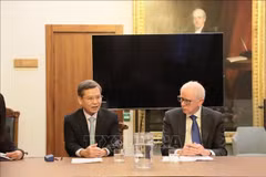 Le président de la Cour populaire suprême du Vietnam, Lê Minh Tri (gauche) et Sir Robert Reed, président de la Cour suprême du Royaume-Uni. Photo: VNA