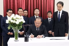 Le vice-président du Comité central du Front de la Patrie du Vietnam, Hoang Cong Thuy, écrit dans le registre de condoléances. Photo: FPV