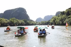 Une délégation de l’UNESCO effectue une visite dans le complexe paysager de Trang An, dans la province de Ninh Binh. Photo : VNA