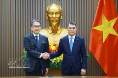Le Premier ministre Le Minh Hung (droite) et le gouverneur de la Banque japonaise pour la coopération internationale (JBIC), Maeda Tadashi. Photo: VNA