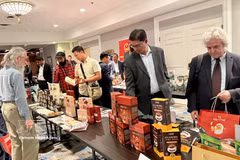 Des consommateurs canadiens explorent des produits à base de café vietnamien. Photo: VNA