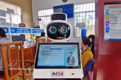 Au Centre des services administratifs publics de la commune de Lai Hoa, les citoyens sont accueillis par un robot réceptionniste intelligent. Photo: VNA