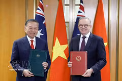 Le secrétaire général du Parti communiste du Vietnam (PCV) et président vietnamien, To Lam (gauche), et le Premier ministre australien, Anthony Albanese, échangent une déclaration commune. Photo: VNA