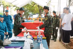 Des officiers et des soldats transportent les restes de martyrs jusqu'au poste de prélèvement d'échantillons du cimetière des martyrs de la commune de Binh Xuyen, dans la province de Phu Tho. Photo : VNA