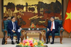 Le Premier ministre Le Minh Hung (droite) reçoit Santiphab Phomvihane, vice-Premier ministre, ministre lao des Finances et président du Comité de coopération Laos-Vietnam. Photo: VNA