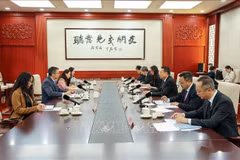 Séance de travail entre l'ambassadeur du Vietnam en Chine, Pham Thanh Binh, et Wang Gang, chef adjoint du Département de l’information du Comité central du PCC. Photo: VNA