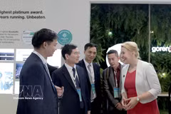 Vu Quyet Tien (2e de gauche), secrétaire adjoint du Comité du Parti de la ville de Quang Ninh et président du Comité municipal du Front de la Patrie du Vietnam rencontre Franziska Giffey, ministre de l’Économie, de l’Énergie et des Entreprises du Land de Berlin et maire-gouverneure de Berlin. Photo: VNA