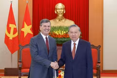  Le secrétaire général du Parti Tô Lâm (droite) et le directeur de la RANEPA, Alexey Komissarov. Photo: VNA