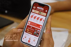 Les organisations et les particuliers peuvent consulter les données publiques relatives à l’identification des lieux sur l’application nationale d’identification VNeID. Photo: VNA