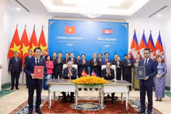 Echange du Plan de coopération 2026 entre le ministère vietnamien de la Sécurité publique et le ministère cambodgien de l'Intérieur. Photo: VNA