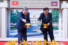 Le secrétaire général du PCV, To Lam (gauche), et le président du Sénat cambodgien, Hun Sen à la cérémonie de pose de la première pierre de l'École d'amitié Cambodge-Vietnam. Photo: VNA