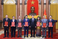 Remise de décissions à des nouveaux ambassadeurs. Photo: VNA