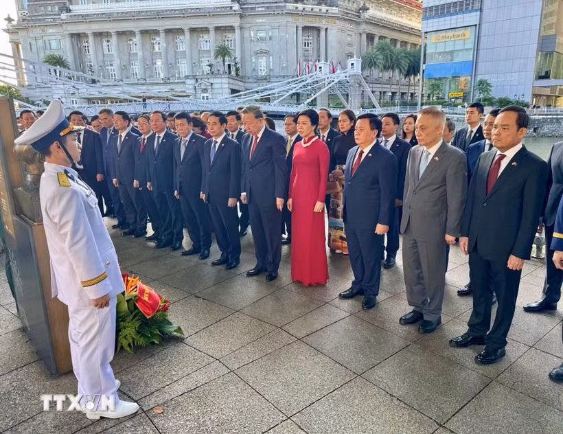 Le secrétaire général du Parti Tô Lâm et sa délégation accompagnée déposent des fleurs au pied du buste du président Hô Chi Minh au Musée des Civilisations Asiatiques à Singapour. Photo: VNA