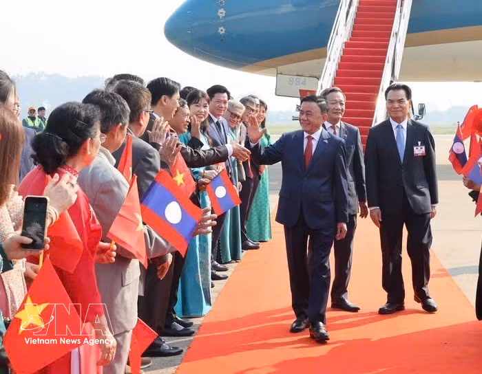 Tran Cam Tu, membre du Bureau politique et permanent du Secrétariat du Comité central du PCV, à l'aéroport international de Wattay, à Vientiane. Photo: VNA