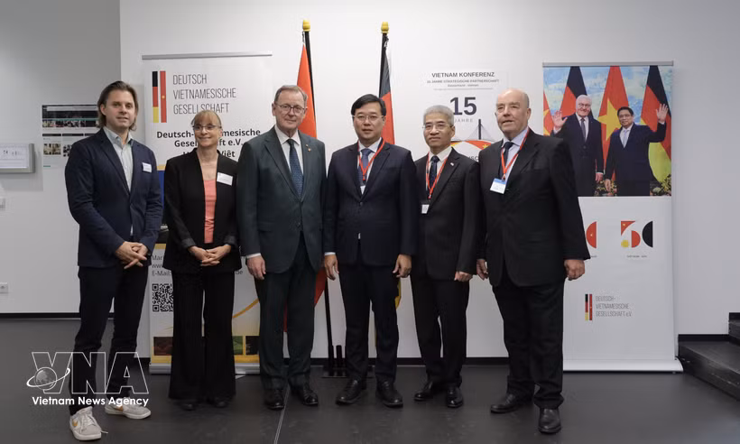 Le Quoc Phong, secrétaire adjoint permanent du Comité du Parti de Hô Chi Minh-Ville (3e de droite), le vice-président du Bundestag allemand, Bodo Ramelow (4e), l'ambassadeur du Vietnam en Allemagne, Nguyen Dac Thanh (2e) et le président de l'Association Allemagne-Vietnam, Rolf Schulze (premier). Photo: VNA