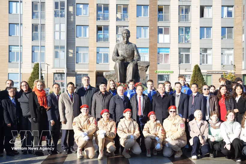Des délégués du 2e Forum de diplomatie populaire Russie-Vietnam devant le monument du Président Ho Chi Minh à Saint-Pétersbourg. Photo: VNA