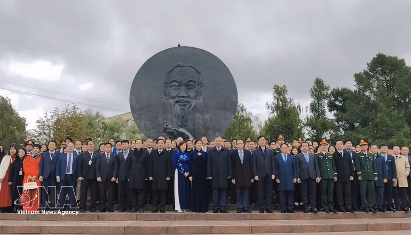 Le secrétaire général du Parti communiste du Vietnam et président vietnamien, To Lam, son épouse et la délégation vietnamienne devant le monument dédié au Président Ho Chi Minh à Moscou. Photo: VNA