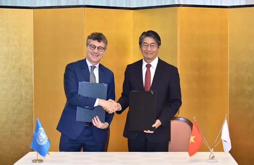 Le représentant en chef de l’UNESCO au Vietnam, Jonathan Wallace Baker (à gauche), et l'ambassadeur du Japon au Vietnam, Ito Naoki, lors de la cérémonie de signature. Photo: VNA