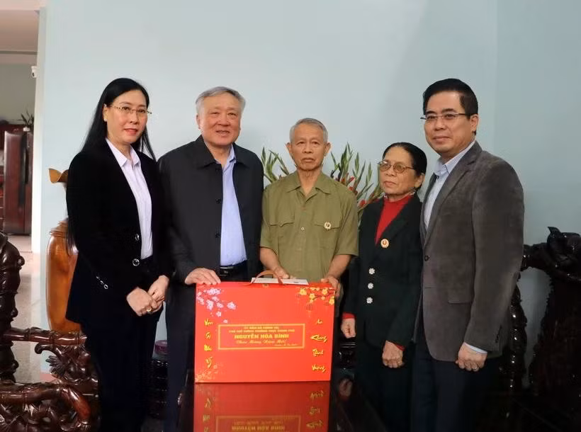 Le vice-Premier ministre permanent Nguyên Hoa Binh (2e de gauche) offre un cadeau à un ancien combattant à Quang Ngai. Photo: VNA