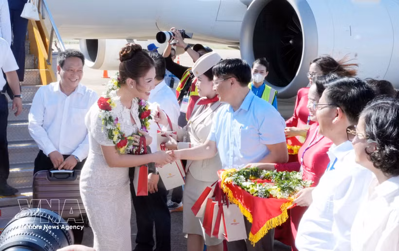 Des responsables de Quang Tri accueillent des passagers du premier vol en provenance de Khanh Hoa à l’aéroport de Dong Hoi. Photo: VNA