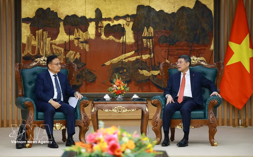 Le Premier ministre Le Minh Hung (droite) reçoit Santiphab Phomvihane, vice-Premier ministre, ministre lao des Finances et président du Comité de coopération Laos-Vietnam. Photo: VNA