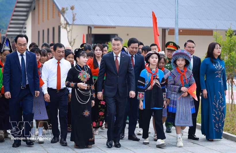 Le Premier ministre Le Minh Hung et des enseignants, élèves de l'internat multi-niveaux de Muong Khuong dans la province de Lao Cai. Photo: VNA
