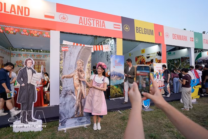 Visiteurs au 2e Festival mondial des cultures à Hanoï. Photo: VNA