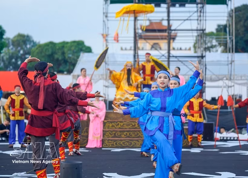 Des spectacles d'art traditionnel vietnamien sont présentés dans l'espace du festival. Photo : VNA