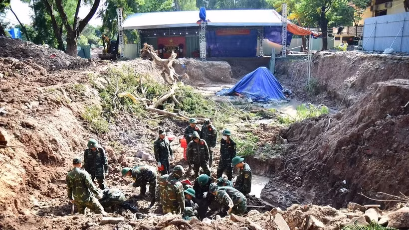 Recherche de dépouilles de martyrs au parc Le Thi Rieng, à Hô Chi Minh-Ville. Photo: nhandan.vn
