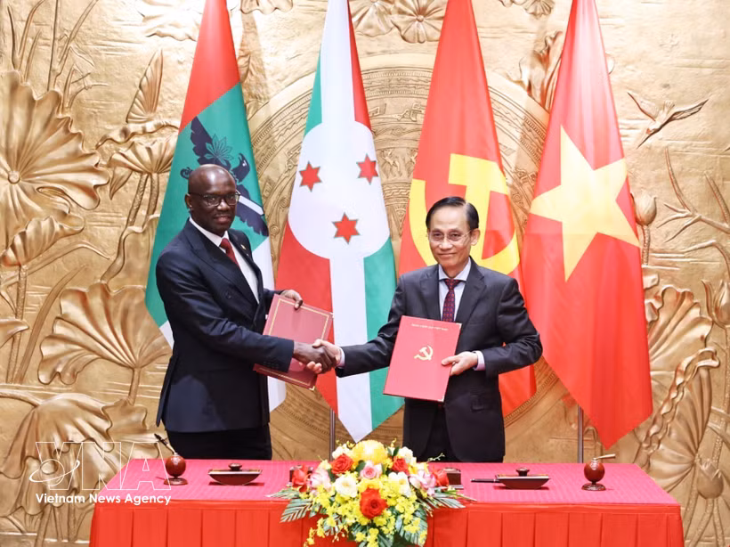 Signature du protocole d’accord de coopération entre le PCV et le CNDD-FDD. Photo: VNA