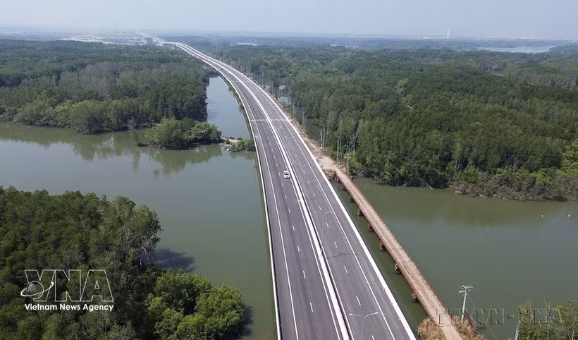 Un tronçon de l'autoroute Ben Luc - Long Thanh traversant la province de Dong Nai. Photo: VNA