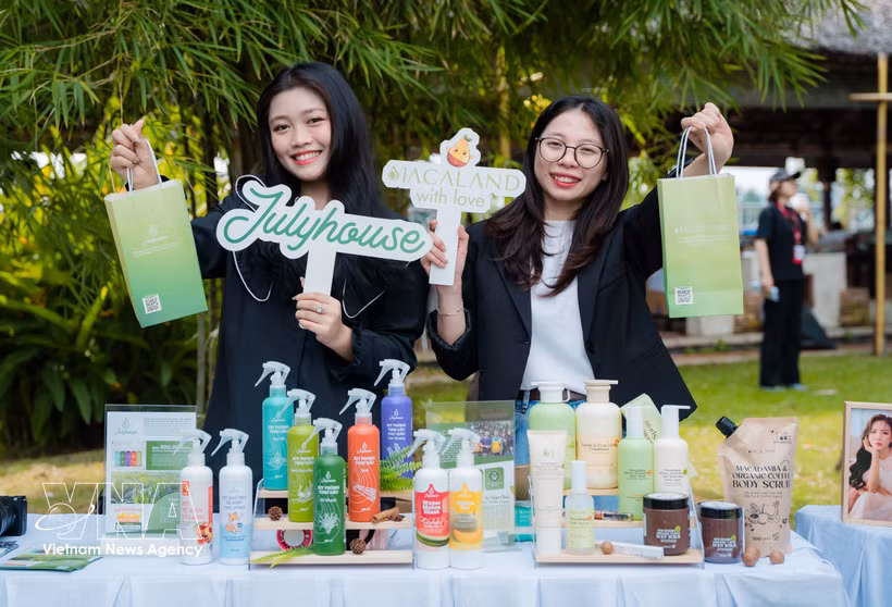 Le commerce électronique ouvre une nouvelle voie d’entrepreneuriat pour les jeunes. Photo: VNA